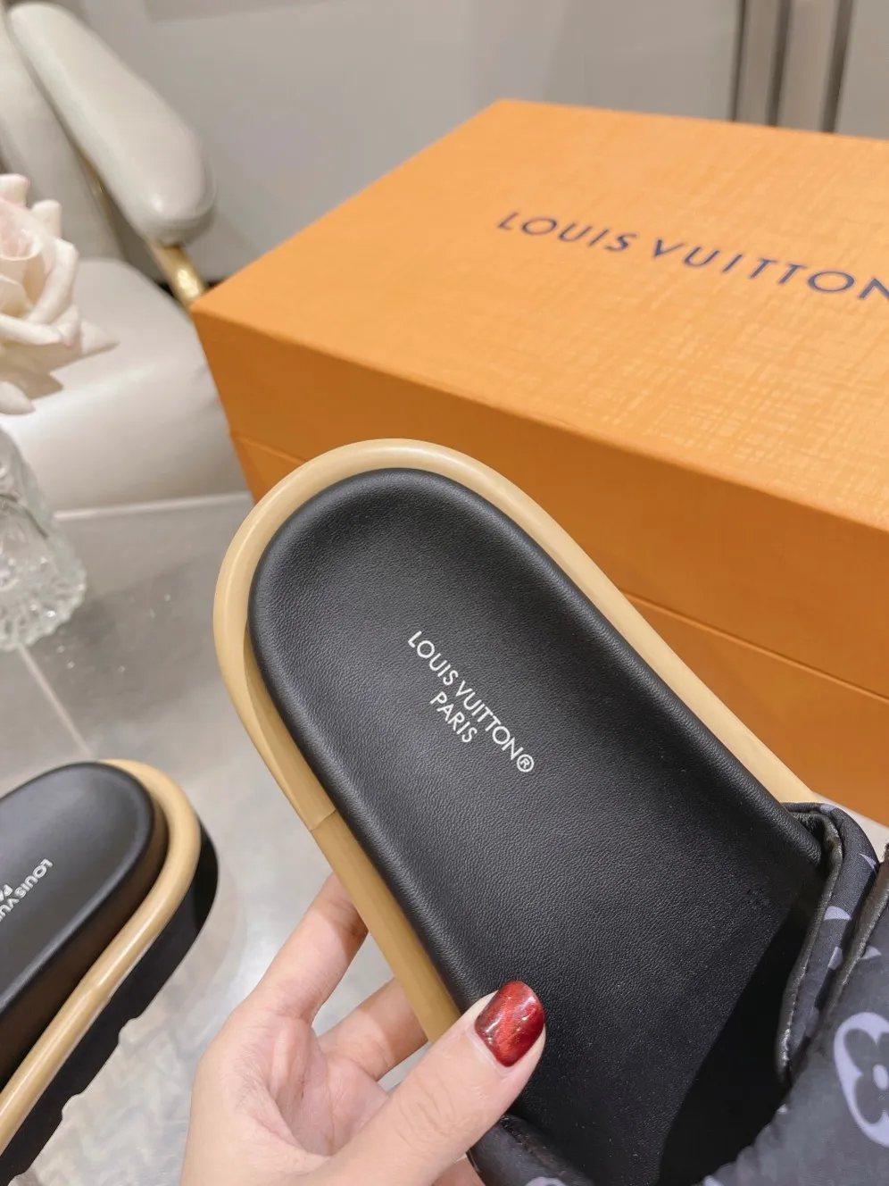 👟👟Ex-factory price 360👟👟 Lvjia brand | ²⁰²5 𝐬𝐬 💛2025 spring and summer latest popular Velcro series...Couple style thick-soled slippers, new rare products at the purchasing level💫 🍒This style is the favorite of celebrities🌟big internet celebrities. A simple and elegant sandal. A good style that you can't take your eyes off at a glance! The thick sole has the effect of increasing the height of the feet. It has the function of elongating the legs immediately. It is exquisite and low-key luxury✔️ No matter it is paired with skirts or trousers, it is super aura🛍 ━━━━━ ЅᏇєєt ━━━━━ ▪️Upper: LV old floral fabric ▪️Outsole: original molded outsole ▪️Shoe size: 35-45